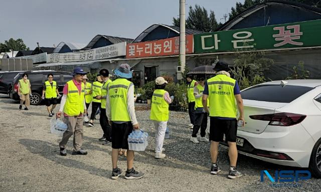 NSP통신-우루루시민안전봉사단이 광명시 소재 농가와 건설 현장을 방문해 얼음 생수를 나누는 모습. (사진 = 김종식 기자)