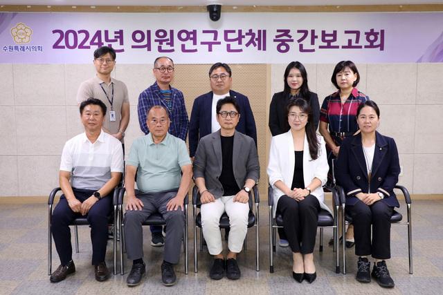 NSP통신-12일 지역문화 활성화를 위한 수원시립미술관 활용방안 연구회 현경환 대표의원(앞 줄 가운데)과 의원들이 기념촬영을 하는 모습. (사진 = 수원시의회)