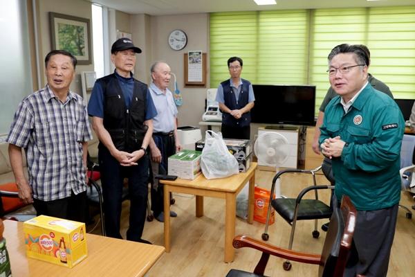 NSP통신-폭염 대응 현장점검으로 소개울 경로당을 방문한 박원석 제1부시장 (사진 = 고양시)