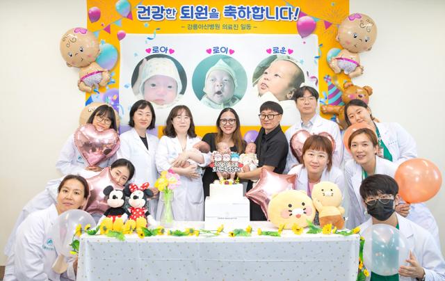 NSP통신-세쌍둥이 부모가 소아청소년과 진현승 교수, 도현정 교수, 산부인과 주다혜 교수, 신생아집중치료실 간호사들과 함께 퇴원을 축하하며 기념촬영을 하고 있는 모습. (사진 = 강릉아산병원)