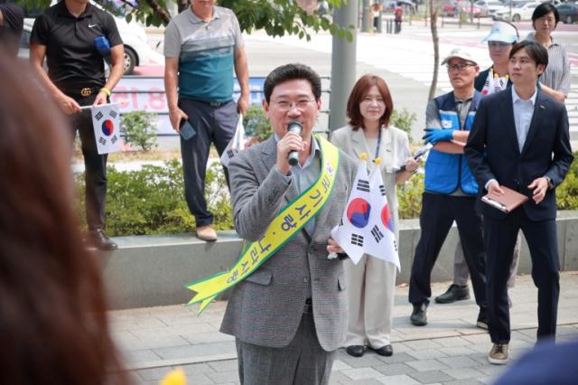 NSP통신-이상일 용인특례시장이 처인구 역북동 명지대학교 사거리 앞 태극기 배부 현장을 찾아 행사 참가자들을 격려하고 있다. (사진 = 용인특례시)