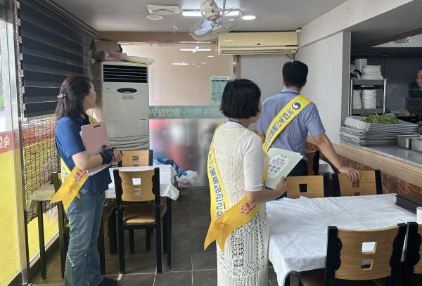 NSP통신-나주시가 하계 휴가철을 맞아 실시하고 있는 원산지 표시 단속. (사진 = 나주시)