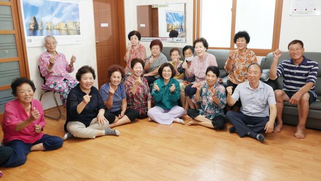 NSP통신-관내 무더위쉼터 지정 경로당을 방문한 김보라 시장이 운영 상태 점검 후 어르신들과 함께 기념촬영을 하고 있다. (사진 = 안성시)