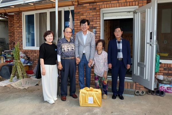 NSP통신-김성 장흥군수가 광복절을 맞아 고 박중일 선생의 유족을 찾아 위문하고 있다. (사진 = 장흥군)