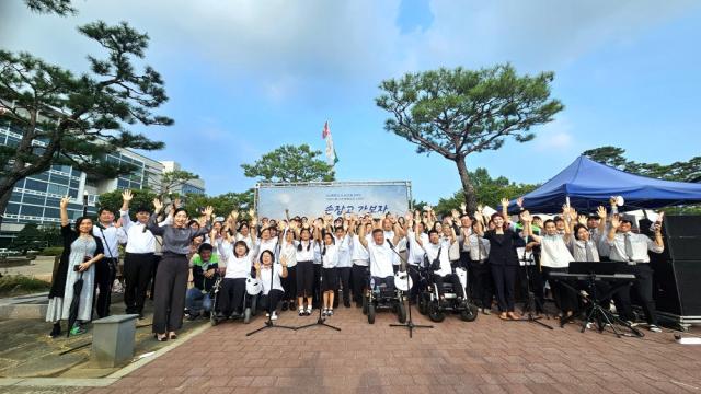 NSP통신-오산 평화의소녀상 건립 8주년 기념식에서 참석자들이 기념촬영을 하는 모습. (사진 = 오산시)