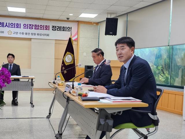 NSP통신-14일 고양시 인재교육원에서 개최된 제22차 대한민국 특례시의회 의장협의회 정례회의에서 배정수 화성시의회 의장이 인사말을 하고 있다. (사진 = 화성시의회)