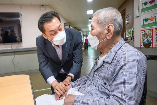 NSP통신-14일 이재준 수원시장(왼쪽)이 오성규 애국지사에게 감사 인사를 하는 모습. (사진 = 수원시)