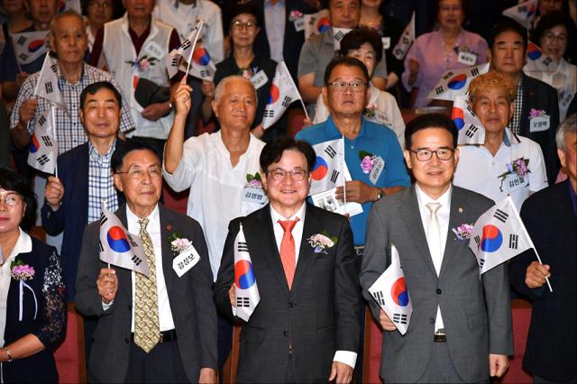 NSP통신-광복절 행사에 함께 하고 있는 강성보 광복회김포시지회장(앞줄 왼쪽부터), 김병수 시장, 김인수 시의장 모습. (사진 = 김포시)