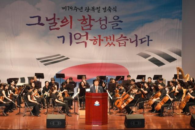 NSP통신-15일 오전 성남시청 온누리실에서 열린 제79주년 광복절 경축식에서 신상진 시장이 경축사를 하고 있다. (사진 = 성남시)