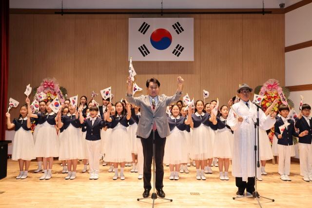 NSP통신-군포시 보훈회관 민방위교육장에서 얄린 제79주년 광복절 경축식에서 하은호 군포시장(가운데)이 만세삼창을 하는 모습. (사진 = 군포시)