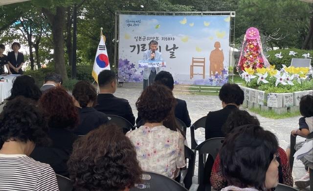 NSP통신-14일 오후 광명동굴 평화의 소녀상 앞에서 일본군위안부 피해자 기림의 날 기념식이 개최됐다. (사진 = 광명시)