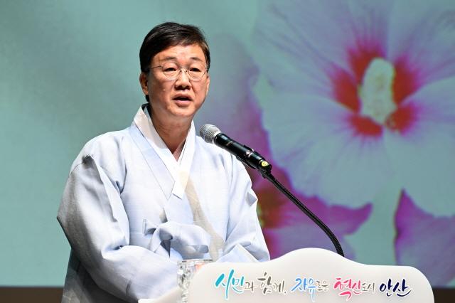 NSP통신-15일 오전 안산문화예술의전당 해돋이극장에서 진행된 제79주년 광복절 경축 행사에서 이민근 시장이 경축사를 하고 있다. (사진 = 안산시)