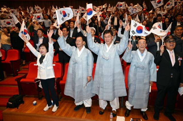 NSP통신-제79주년 광복절 경축 행사에서 이민근 시장을 비롯한 광복회원과 가족 및 참석한 시민들이 만세삼창을 하고 있다. (사진 = 안산시)