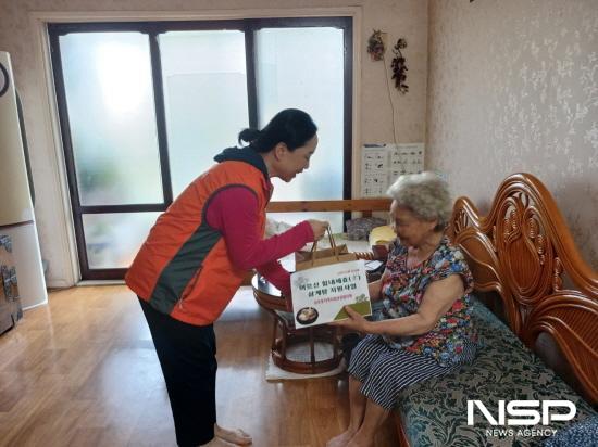 NSP통신-삼계탕 꾸러미 전달 (사진 = 광양시청)