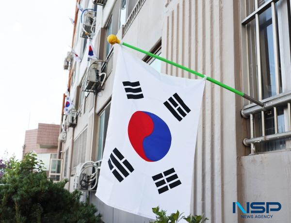 NSP통신-칠곡군 왜관읍 무성아파트는 광복절인 지난 15일 192세대 가운데 176세대가 베란다에 태극기를 내걸며, 광복의 의미와 나라 사랑 정신을 되새겼다. (사진 = 칠곡군)