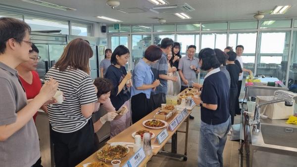 NSP통신-강진군이 지난 14일 강진읍사무소에서 가진 제2회 강진하맥축제 음식부스 판매메뉴 시식회. (사진 = 강진군)