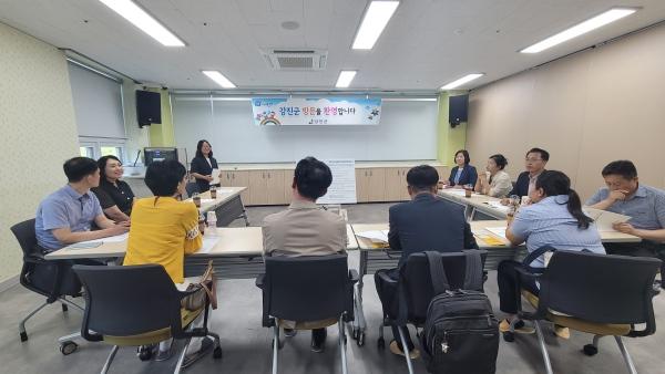 NSP통신-강진군이 지난 14일 군을 방문한 보건복지부 사회보장위원회 관계자에게 군의 인구정책을 설명하고 있다. (사진 = 강진군)