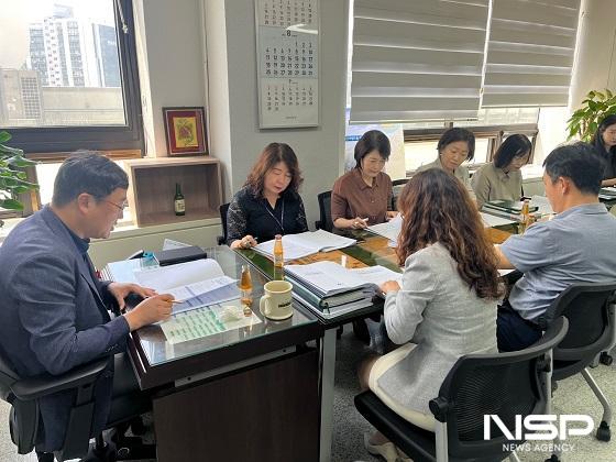 NSP통신-군산시가 신원식 부시장 주재로 16일 인구정책 돌봄 분야 관련 사업 부서장들과 인구정책 전략회의를 열어 신규사업 발굴을 위해 논의하고 있다. (사진 = 군산시)