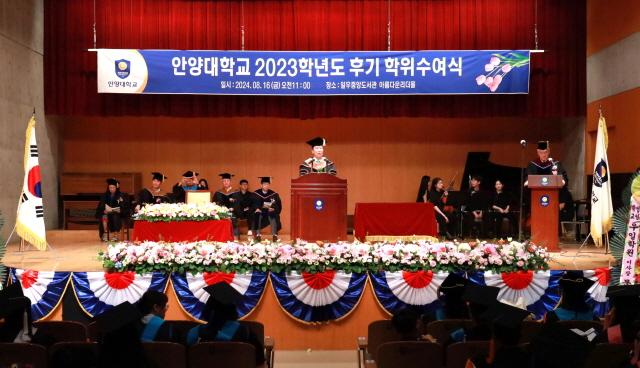 NSP통신-16일 안양대학교 아름다운리더홀에서 열린 2023학년도 후기 학위수여식에서 장광수 총장이 축사를 전하고 있다. (사진 = 안양대학교)