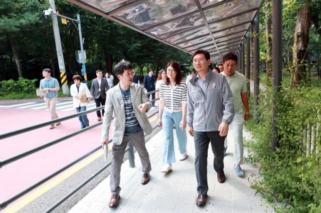 NSP통신-이상일 용인특례시장이 16일 기흥구 보라동 나곡중학교 차양막 설치 현장을 점검하고 있다. (사진 = 용인특례시)