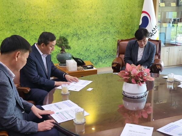 NSP통신-이병노 담양군수(사진 가운데)가 최근 송미령 농식품부 장관(사진 오른쪽)을 찾아 지역 현안을 설명하고 있다. (사진 = 담양군)