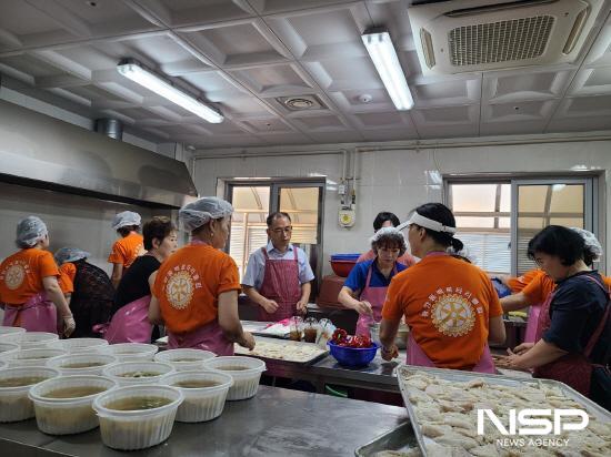 NSP통신-권회상 광양읍장이 광양동백로타리클럽 회원들 함계 음식 조리 (사진 = 광양시청)