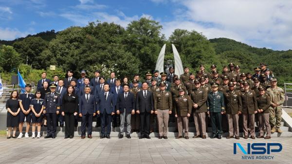 NSP통신-추모비 합동 참배 모습 (사진 = 칠곡군)