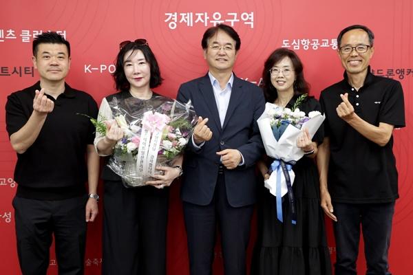 [NSP PHOTO]고양시 킨텍스 오피스텔 관리단, 신규 어린이집 설치 이동환 시장에 감사의 꽃다발 전달