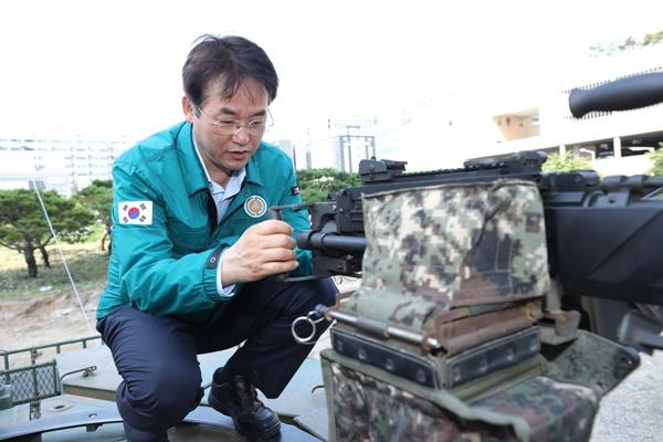 NSP통신-이동환 고양특례시장이 장갑차 탑승 체험을 하고 있다 (사진 = 고양시)