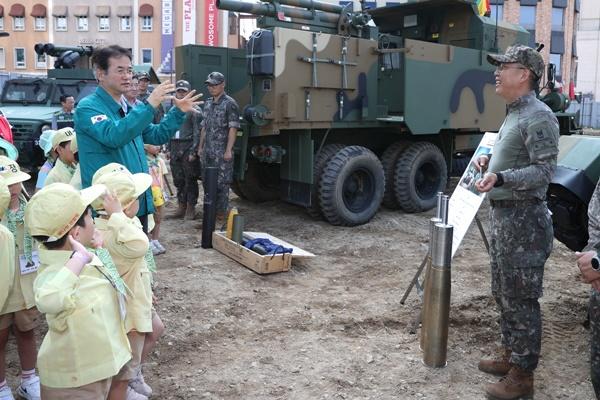 NSP통신-이동환 고양특례시장과 꿈나무 민방위대장 어린이들이 군장비에 대한 설명을 듣고 있다.