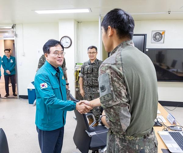 NSP통신-진교훈 서울 강서구청장(왼쪽)이 구청 재난안전상황실에서 열린 을지연습 최초보고회에서 군 관계자를 격려하고 있다.