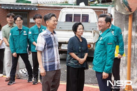 NSP통신-정인화 시장과 성북마을 이장 및 시민과 (구)전매청 건물 안전 관리사항 점검과 향후 건물 및 부지 활용 방안 논의 (사진 = 광양시청)