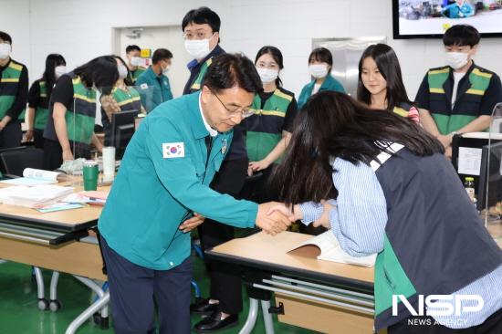 NSP통신-김태균 전남도의회 의장 근무자들 격려와 위문품 전달 (사진 = 전남도의회)