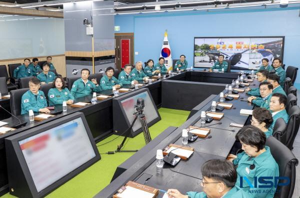 NSP통신-경상북도의회 박성만 의장을 비롯한 의장단(3명)과 의회운영위원회 위원장 등 상임위원회 위원장(7명), 의회운영위원회 부위원장은 20일 경상북도 충무시설을 방문해 을지연습 진행상황을 보고받고 충무시설에 근무 중인 군·경 및 유관기관 관계자들을 격려했다. (사진 = 경상북도의회)