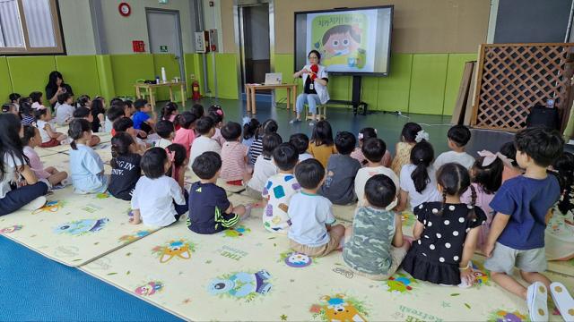 NSP통신-강릉시에서 찾아가는 어린이 구강건강교육을 실시하고 있는 모습. (사진 = 강릉시)