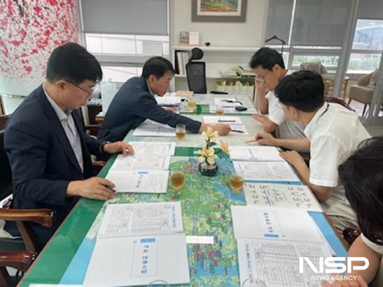 NSP통신-김기홍 광양부시장 전남도 주순선 관광체육국장에게 주요 현안 사업 설명 (사진 = 광양시청)