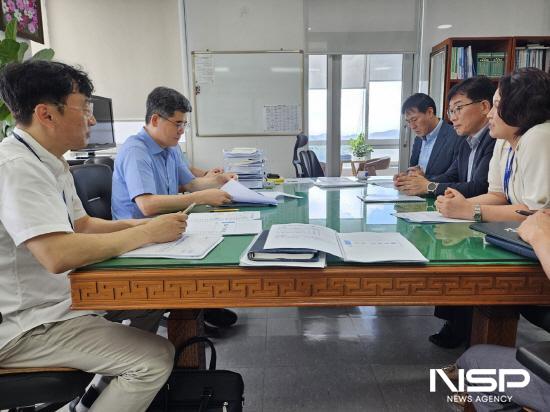 NSP통신-김기홍 광양부시장 전남도 정광현 농축산식품국장 에게 주요 현안 사업 설명 (사진 = 광양시청)