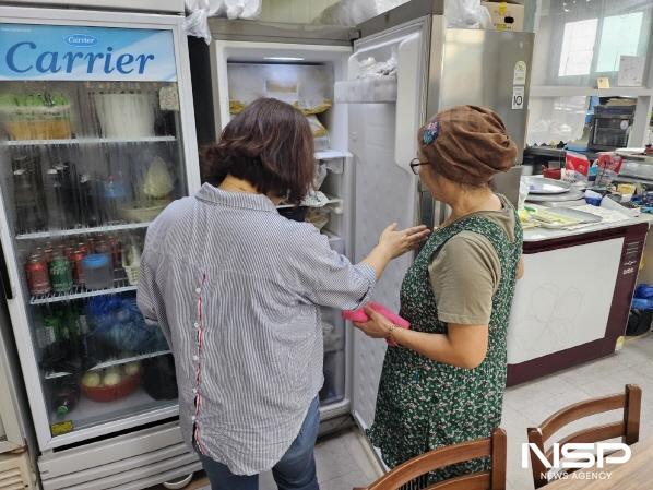 NSP통신-점검반이 추석 명절 대비 위생점검을 실시하고 있다. (사진 = 보성군)