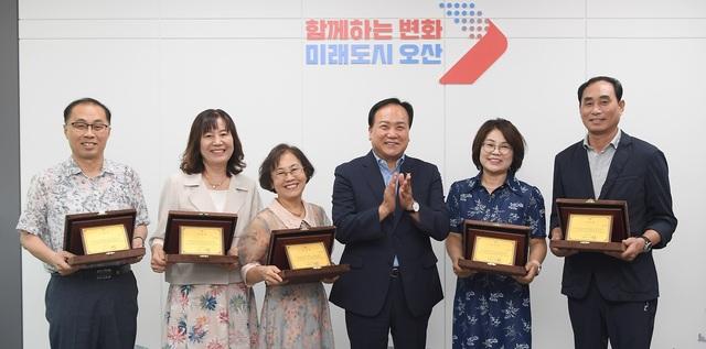 NSP통신-20일 이권재 오산시장(왼쪽 네번째)과 학교장들이 기념촬영을 하는 모습. (사진 = 오산시)