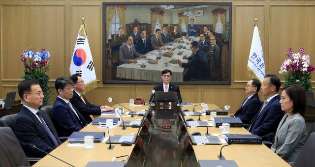 NSP통신-22일 한국은행 금융통화위원회에서 금통위원들이 자리에 착석했다. (사진 = 한국은행)