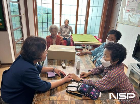 NSP통신-이숙혜 옥룡면장 경로당 어르신들 안부 살피고 있다 (사진 = 광양시청)