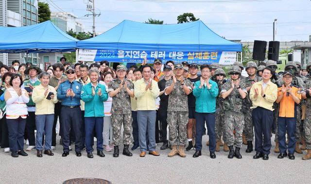 NSP통신-한국농수산식품유통공사 평택비축기지에서 열린 을지연습 테러 대응 실제 훈련 후 관계자들의 기념촬영 모습. (사진 = 평택시)