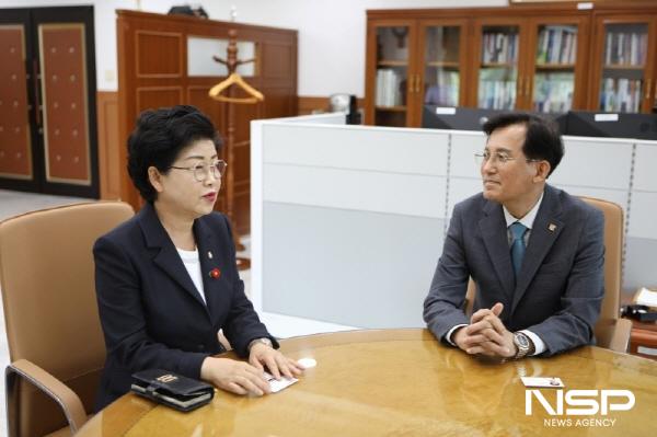 NSP통신-백인숙 시의장이 전남대 여수캠퍼스를 방문해 글로컬 30 대학 선정에 시 의회도 촉구 건의를 하며 지원하고 있는 만큼 지역민과 함께 지역 대학 발전을 위해 힘써줄 것과 여수 지역에 특화된 학과를 신설해 줄 것을 주문했다. (사진 = 여수시의회)