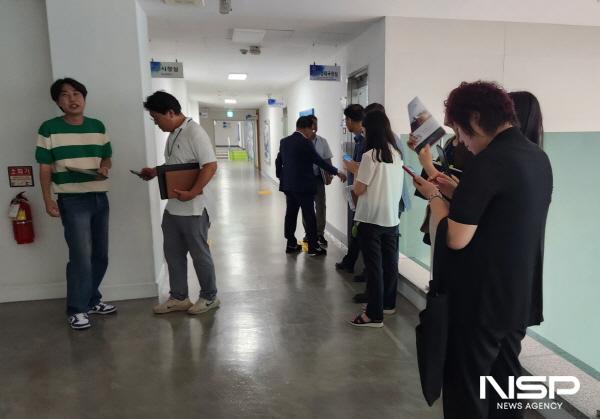 NSP통신-여수시 부시장실 앞 복도에서 대기하고 있는 직원들이 결재 순서를 기다리고 있다. (사진 = 서순곤 기자)