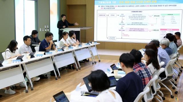 NSP통신-광명시가 내년부터 온실가스감축인지 예산제를 본격 도입한다. 사진은 대책 회의 모습. (사진 = 광명시)