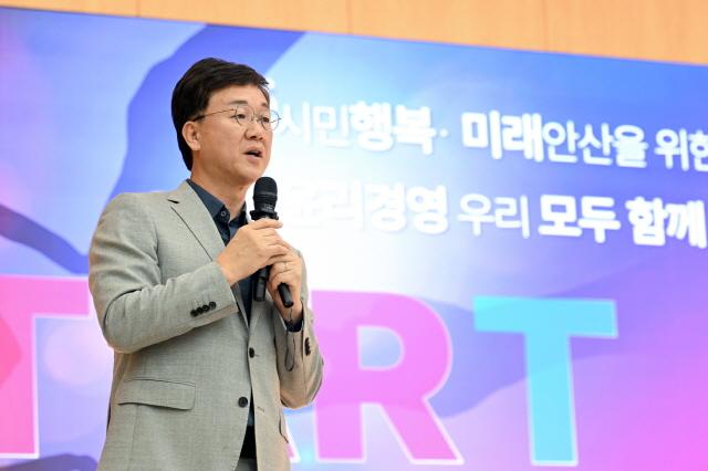 NSP통신-23일 오전 안산시청 대회의실에서 산하기관 합동으로 열린 윤리경영 선포식에서 이민근 안산시장이 발언하고 있다. (사진 = 안산시)