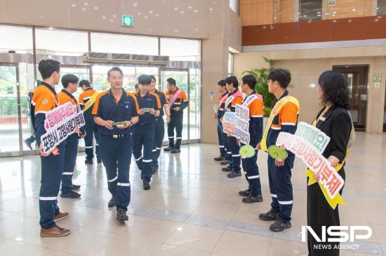 NSP통신-대식당 찾은 광양제철소 직원들 포항에서 온 직원들의 열띤 홍보활동 (사진 = 광양시청)