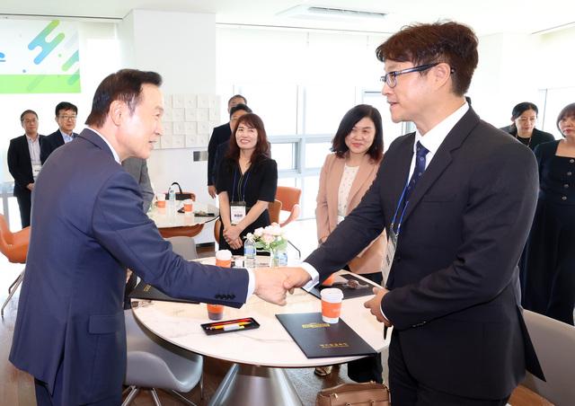 NSP통신-23일 임태희 경기도교육감(왼쪽)이 연수 참석자와 악수를 하고 있다. (사진 = 경기도교육청)