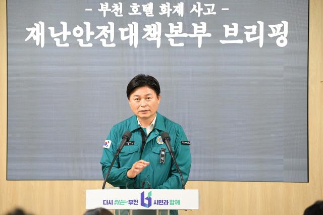 NSP통신-조용익 부천시장이 23일 시청 브리핑룸에서 중동 호텔 화재 사고 관련 브리핑을 하고 있다. (사진 = 부천시)