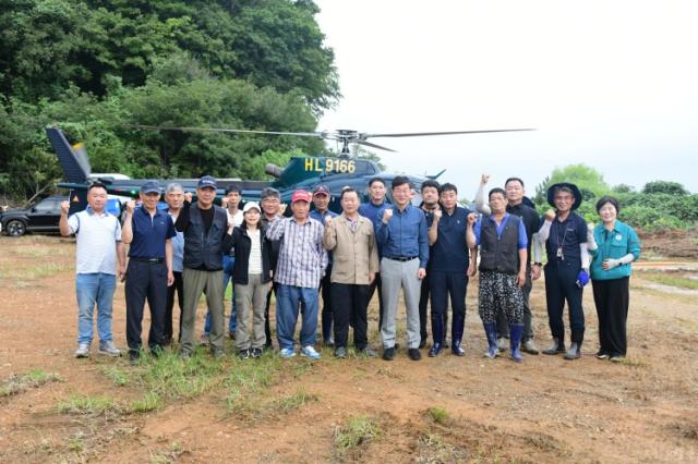 NSP통신-이민근 안산시장이 23일 대부도 시화 간척지 벼 집단 재배 지역의 친환경제재 공동살포 현장을 방문해 농업인들 격려 후 기념촬영을 하고 있다. (사진 = 안산시)